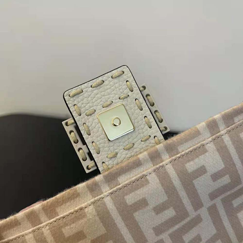 TÚI FENDI Medium Baguette 1997 Beige FF Wool Bag