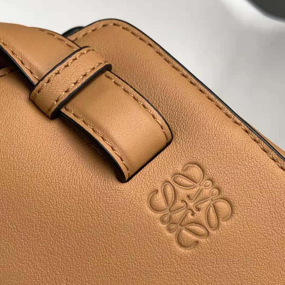 TÚI Loewe Women Hammock Nugget Bag in Nappa Calfskin-Brown