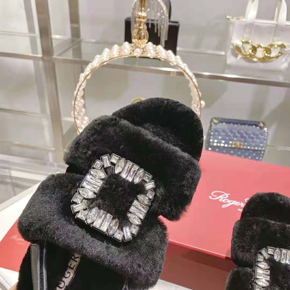 GIÀY Roger Vivier Women Viv’ Winter Fur Strass Buckle Sandals in Sheepskin-Black
