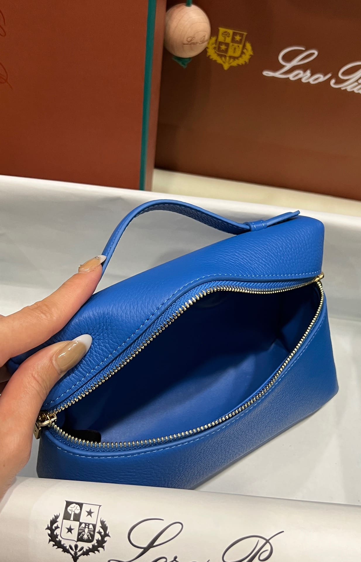 TÚI Loro Piana Women Extra bằng da bê màu xanh blue