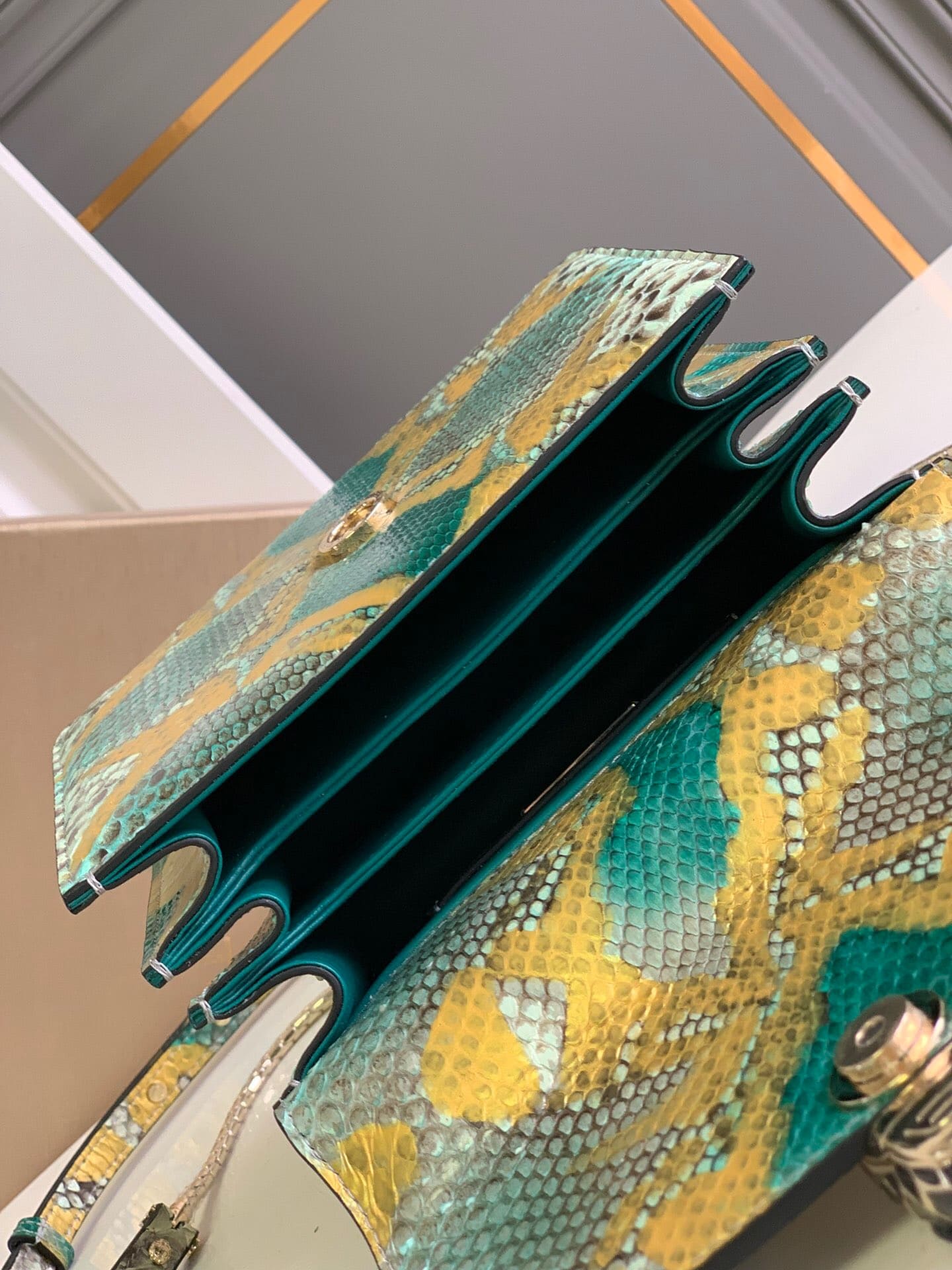 TÚI BVLGARI SERPENTI PYTHON SKIN DA TRĂN