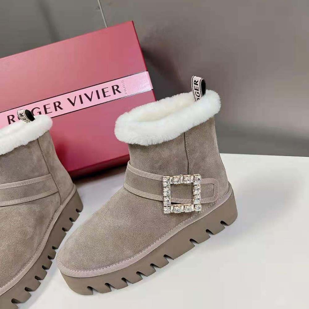 GIÀY Roger Vivier Women Viv’ Winter Fur Strass Buckle Ankle Boots in Suede-Beige