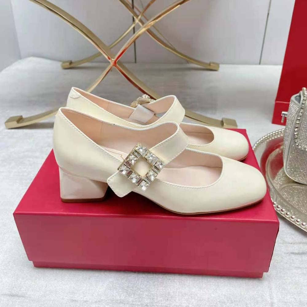 GIÀY Roger Vivier Women Très Vivier Rhinestone Buckle Babies Pumps-White