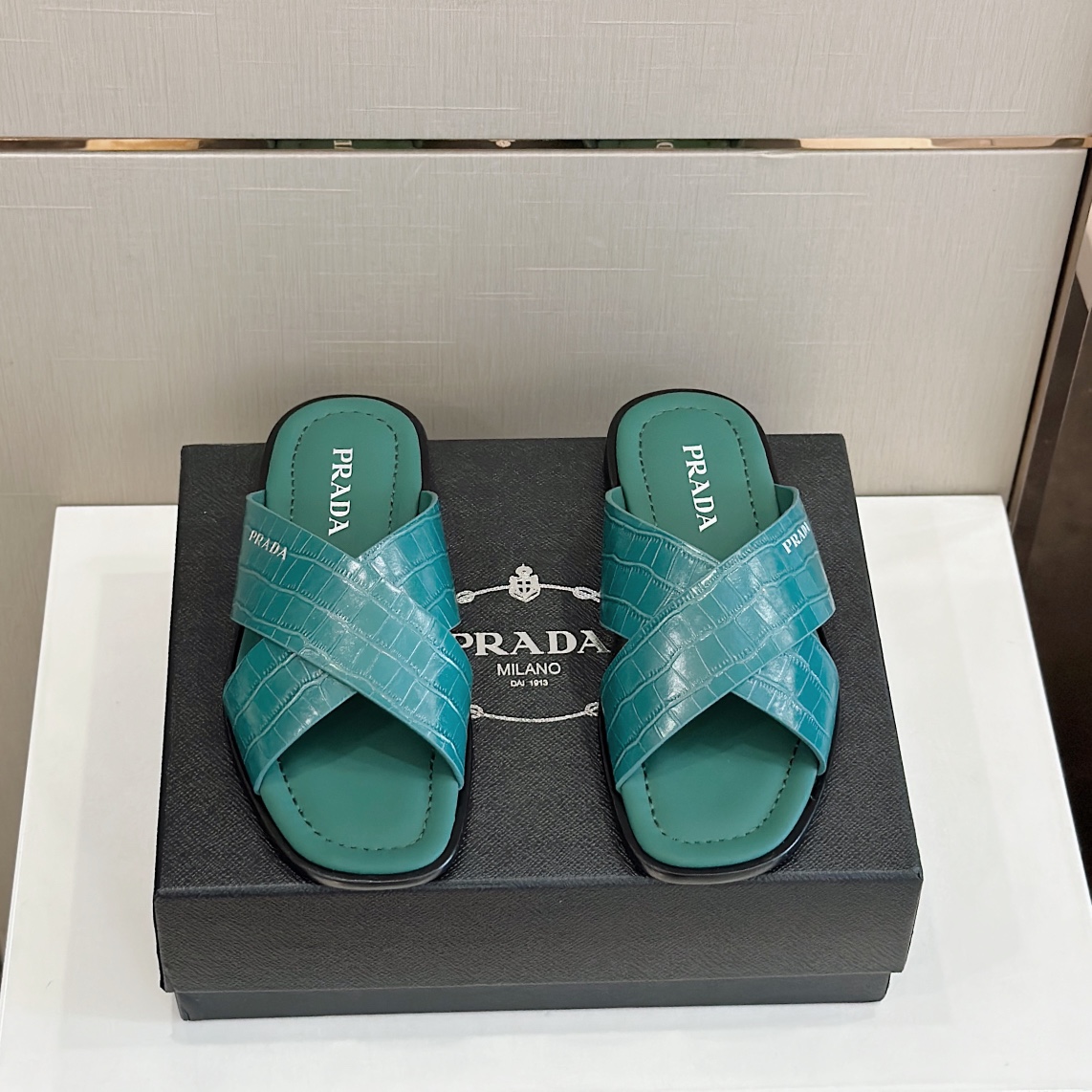 DÉP PRADA TRIANGLE SLIPPER