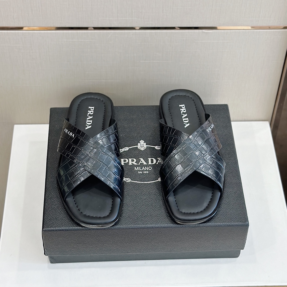 DÉP PRADA TRIANGLE SLIPPER