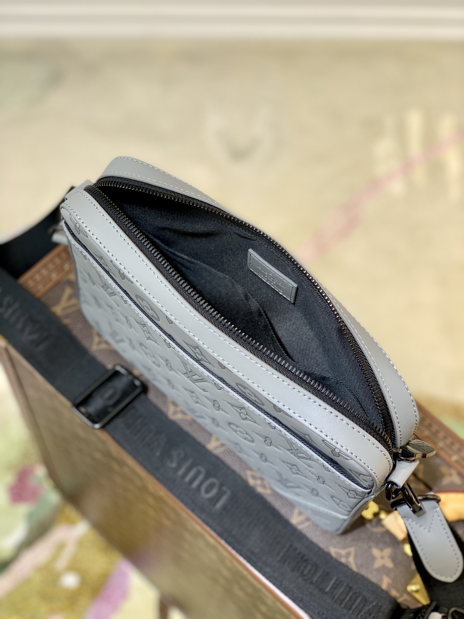 TÚI LOUIS VUITTON Duo Monogram Shadow Messenger Bag