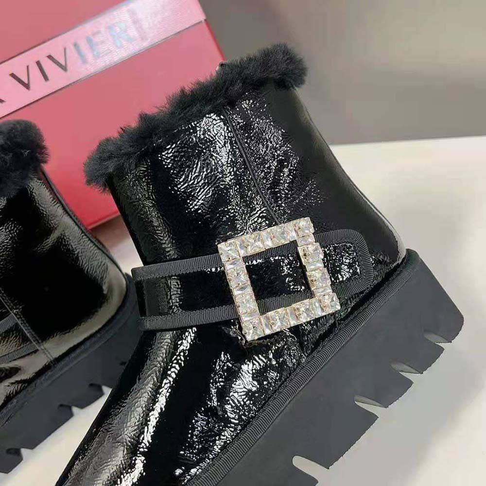GIÀY Roger Vivier Women Viv’ Winter Fur Strass Buckle Ankle Boots in Patent Leather-Black