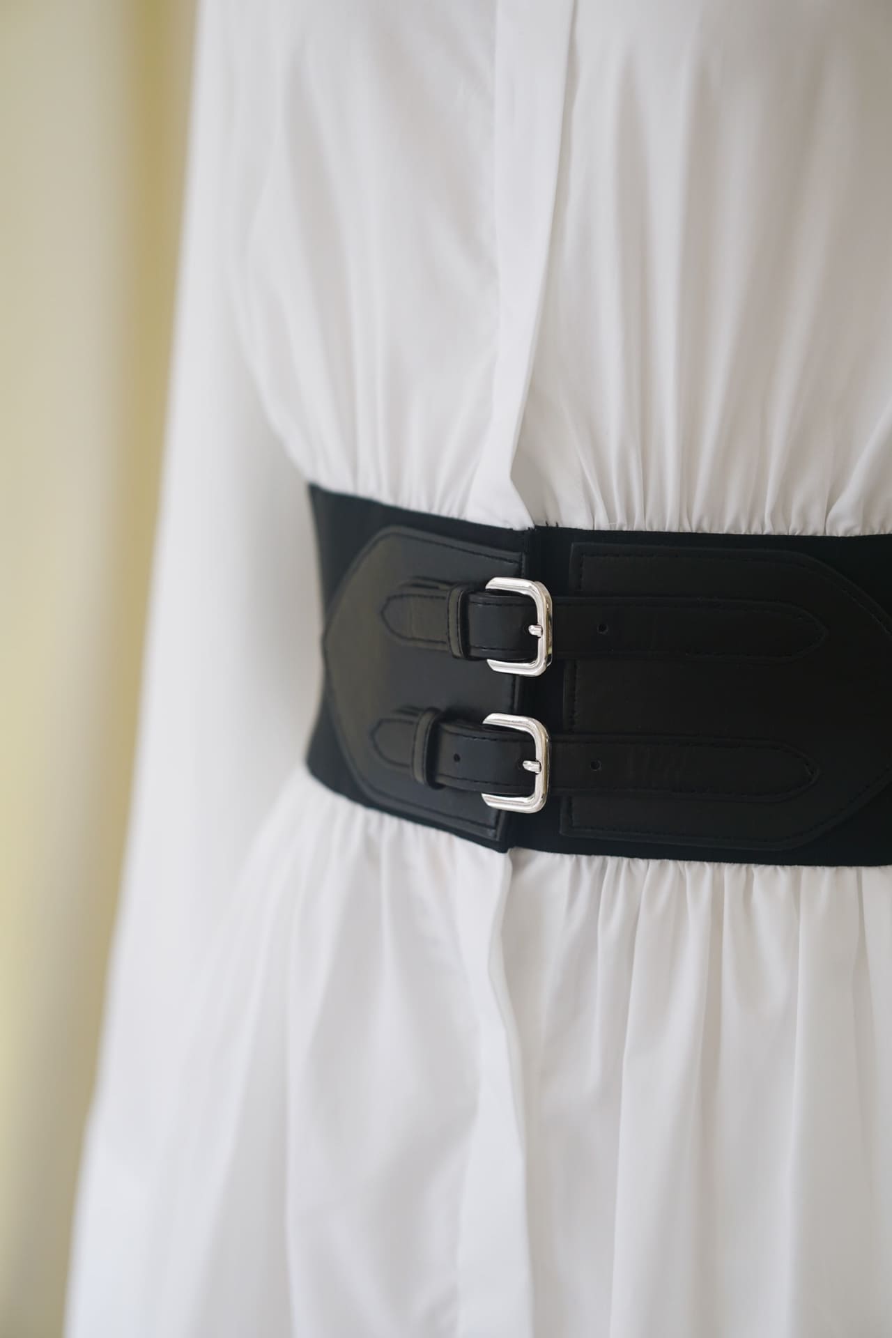ĐẦM ALAIA WHITE WITH LEATHER BELTS High Classy