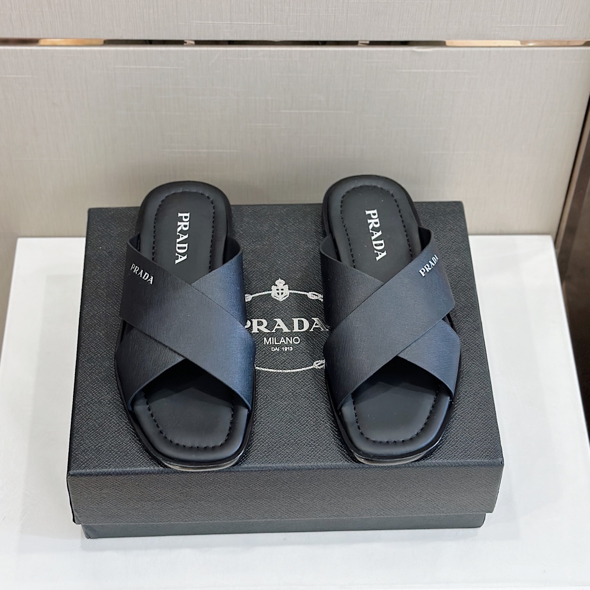 DÉP PRADA TRIANGLE SLIPPER