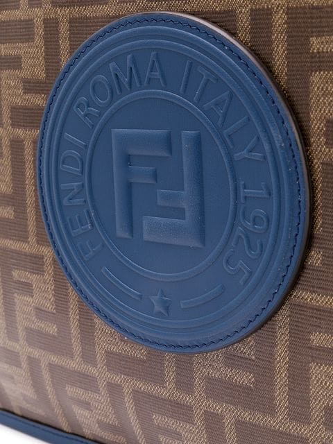 VÍ FENDI ROMA ZIPPED LEATHER POUCH