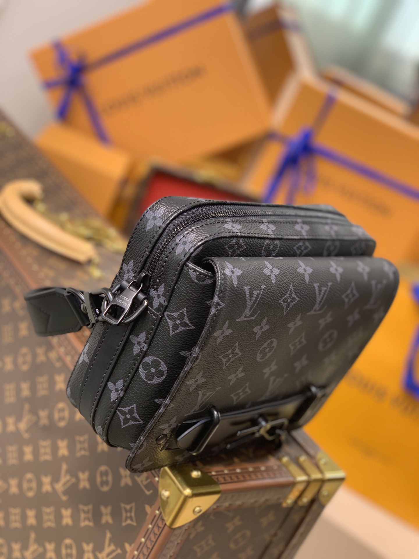 TÚI LOUIS VUITTON STEAMER New Classics Monogram Eclipse Messenger Bag