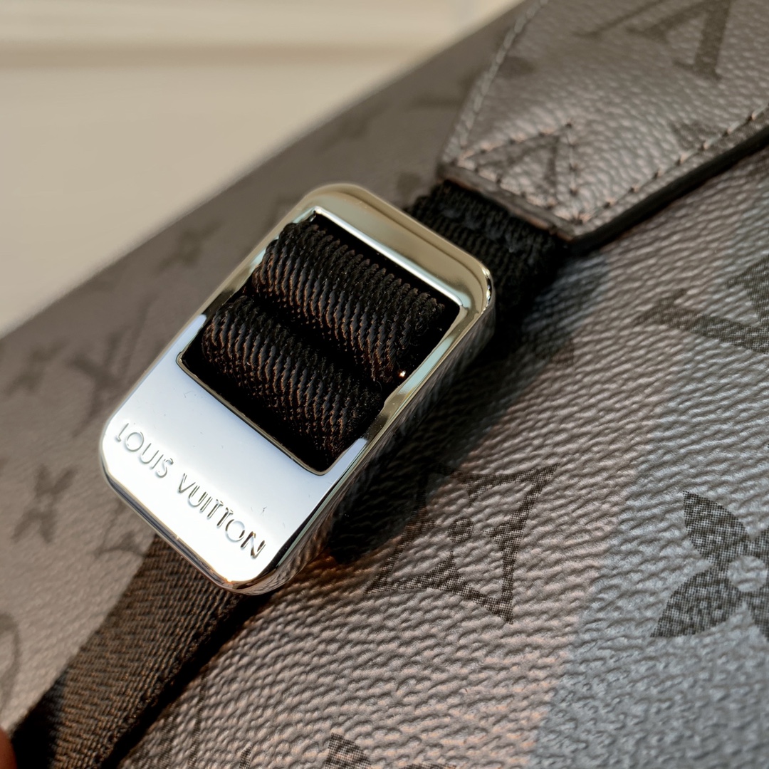 TÚI LOUIS VUITTON Outdoor Monogram Taga Messenger Bag