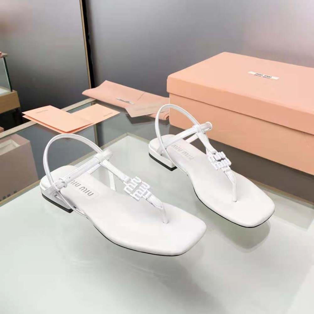DÉP SANDALS Miu Miu Women Patent Thong Sandals with Metal Lettering Logo-White