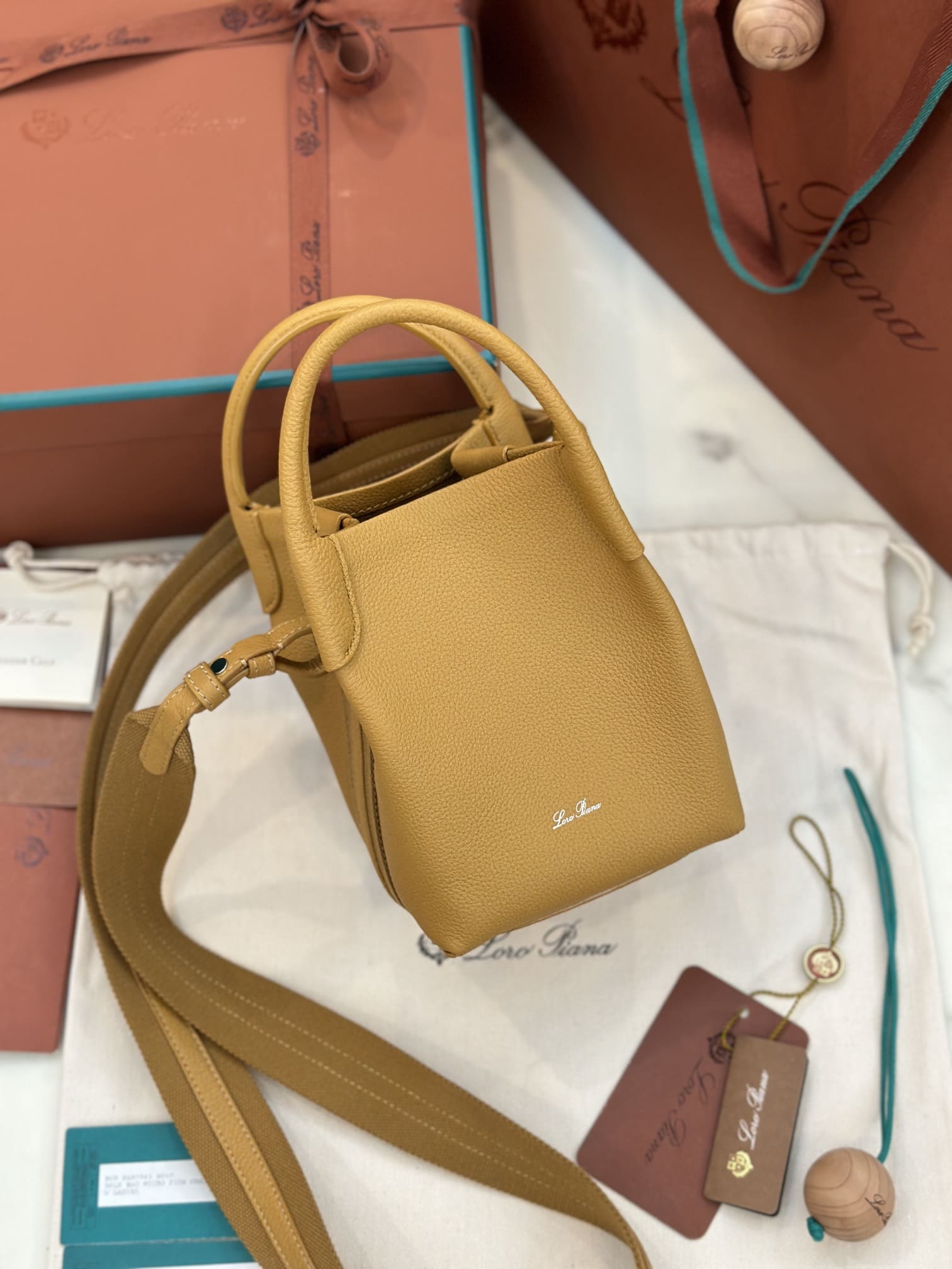 TÚI Loro Piana Bale Micro bằng da bê màu nâu