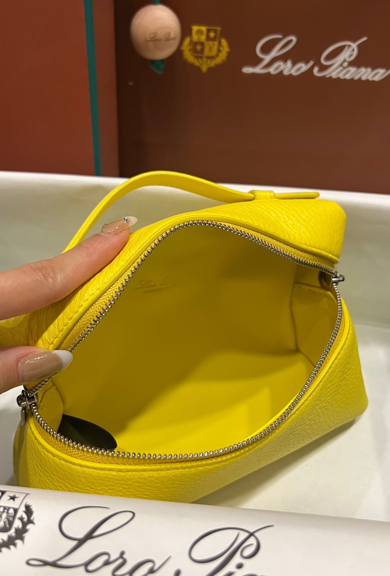 TÚI Loro Piana Women Extra bằng da bê màu vàng