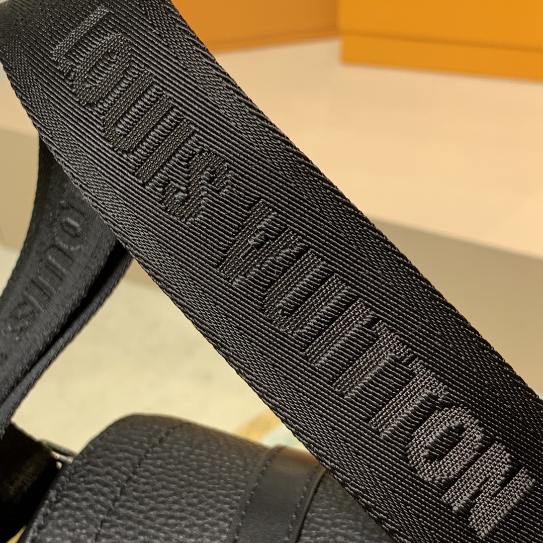 TÚI LOUIS VUITTON Christopher Taurillon Messenger Bag