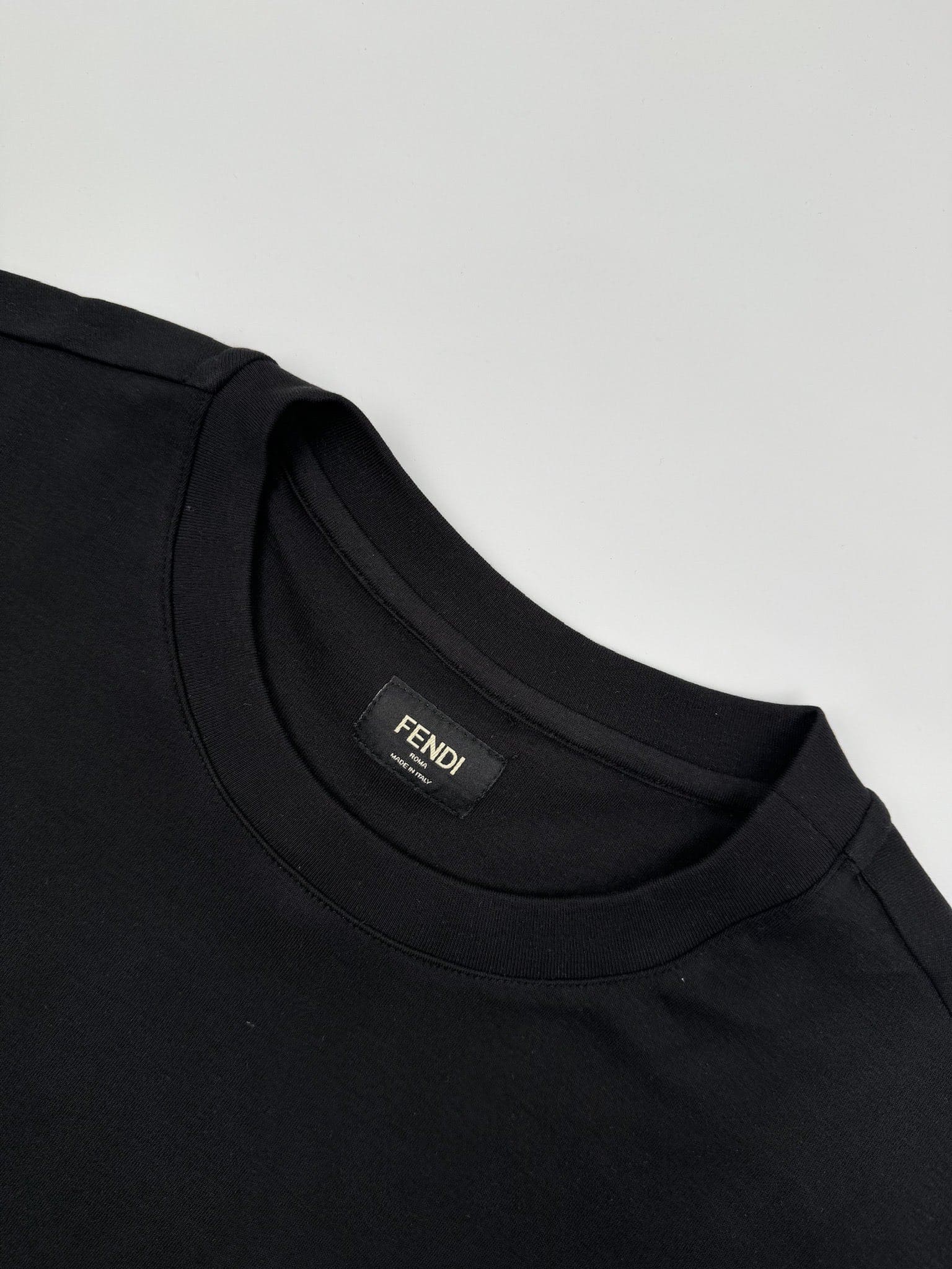 ÁO FENDI T SHIRT MÀU ĐEN UNISEX