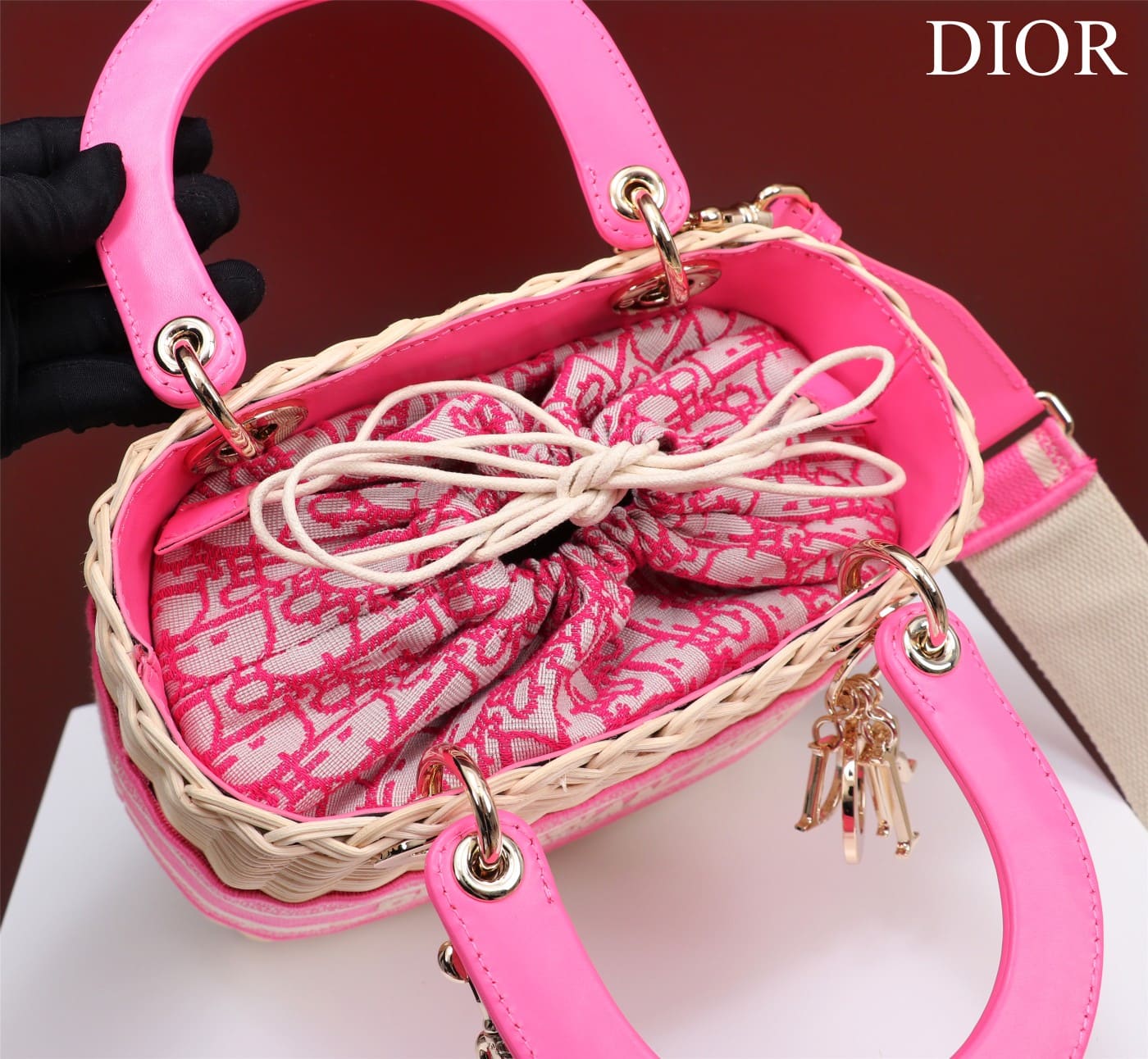TÚI Dior Women Medium Lady Dior Bag Natural Wicker and Pink Dior Oblique Jacquard dệt tay bằng liễu gai
