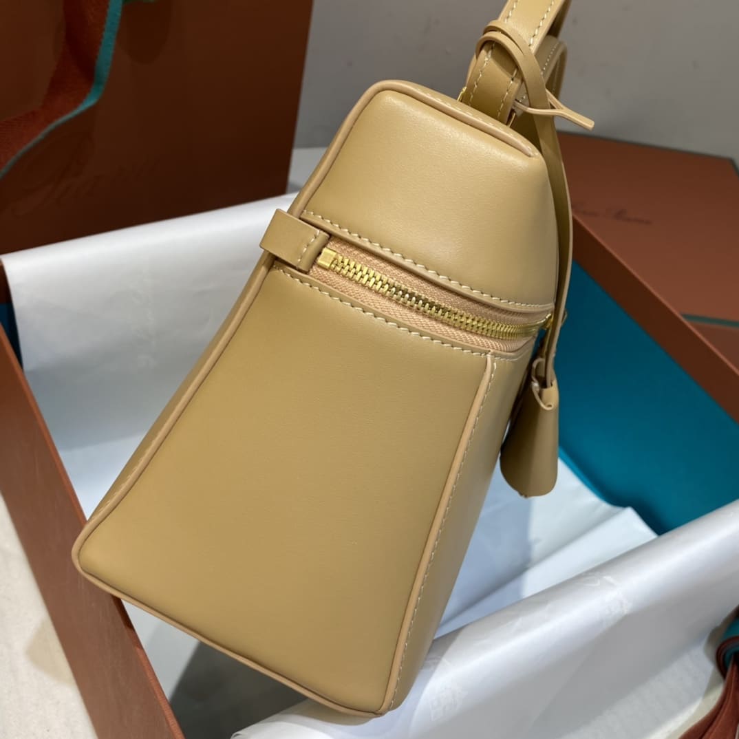 TÚI Loro Piana Women Extra bằng da bê màu nâu nhạt