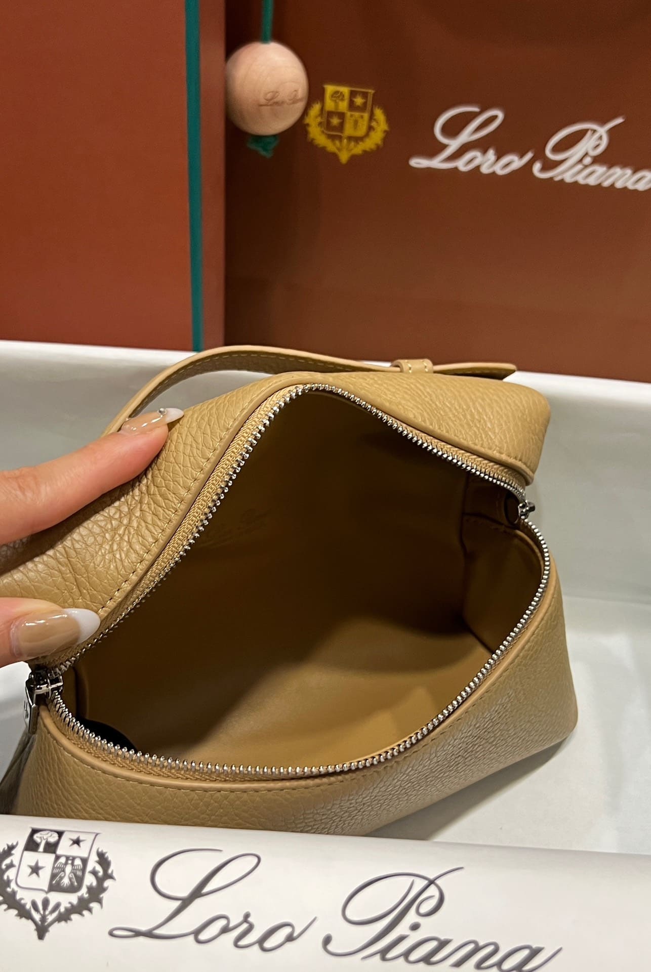 TÚI Loro Piana Women Extra bằng da bê màu vàng cát