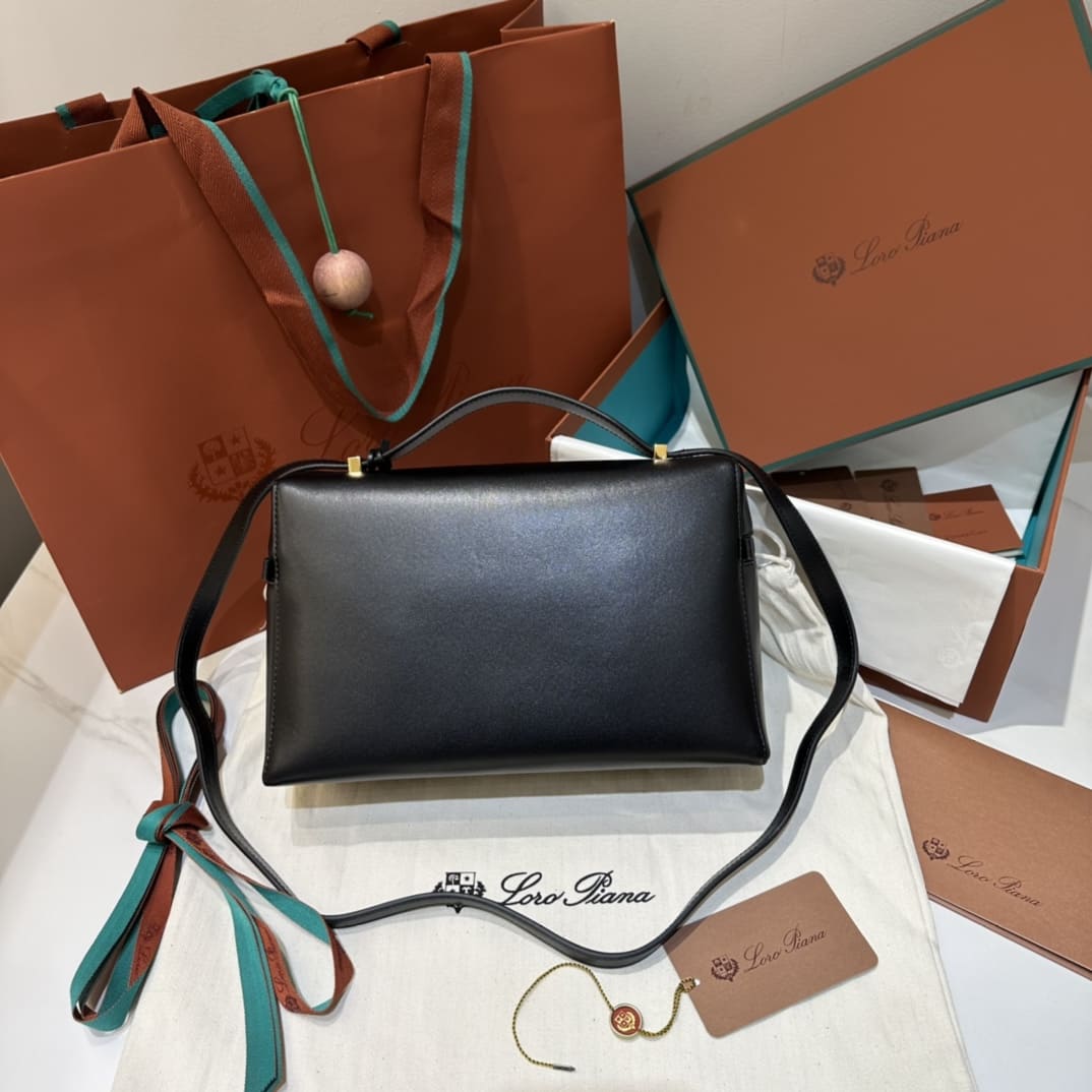 TÚI Loro Piana Women Extra bằng da bê màu đen