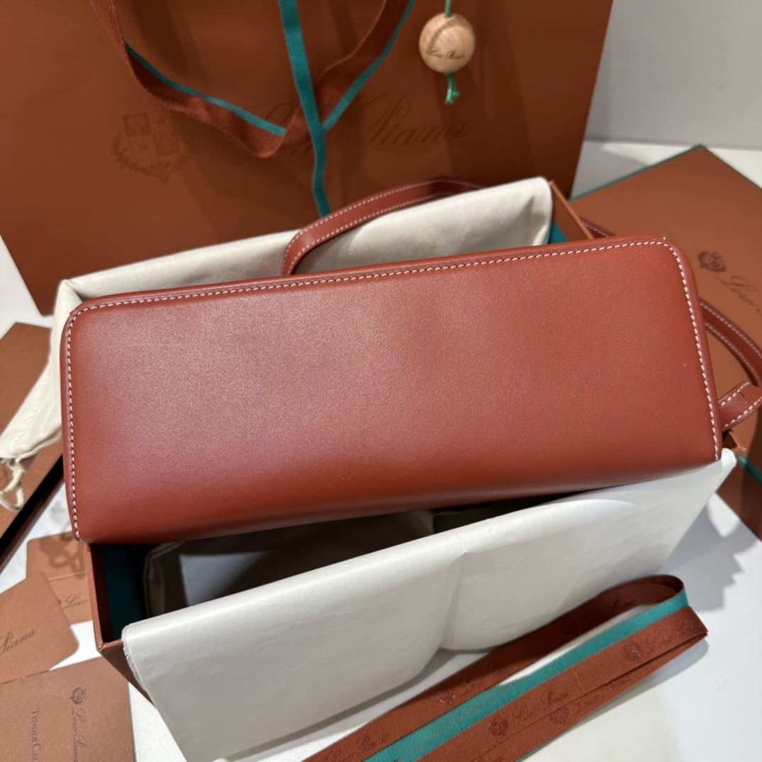 TÚI Loro Piana Women Extra bằng da bê màu nâu đỏ