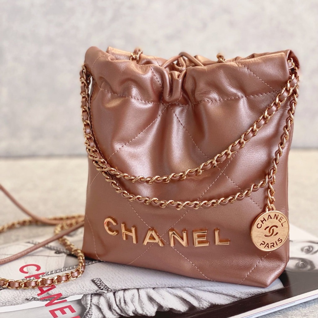 TÚI CHANEL 22 MINI Da Bê Sáng Bóng màu vàng titan