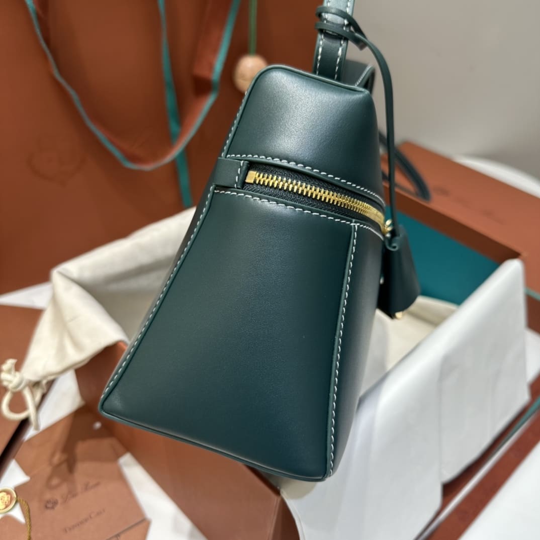 TÚI Loro Piana Women Extra bằng da bê màu xanh lá cây