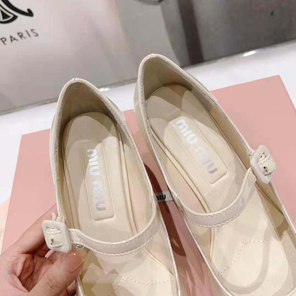 GIÀY Miu Miu Women Patent Leather Pumps with Metal Lettering Logo-White