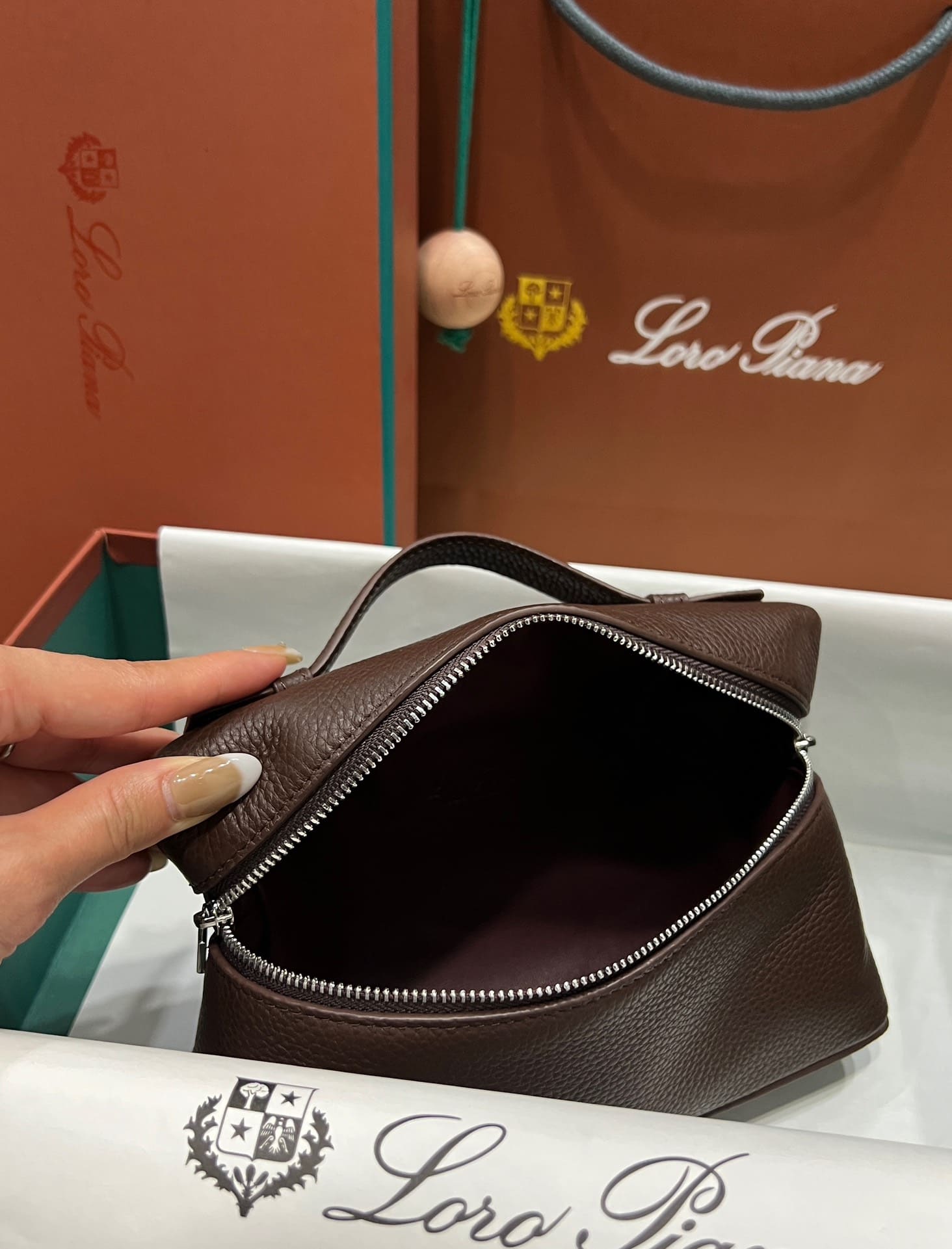 TÚI Loro Piana Women Extra bằng da bê màu nâu đậm