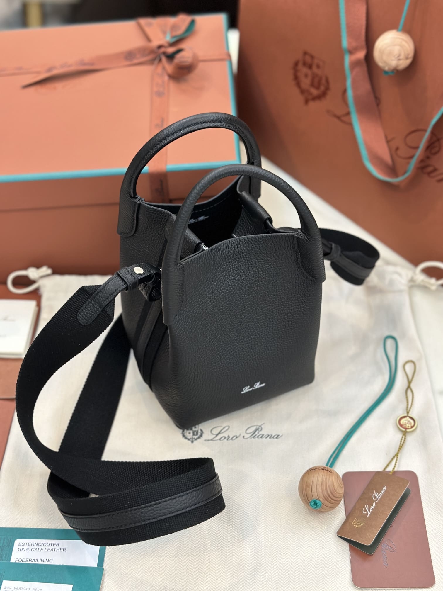 TÚI Loro Piana Bale Micro bằng da bê màu đen