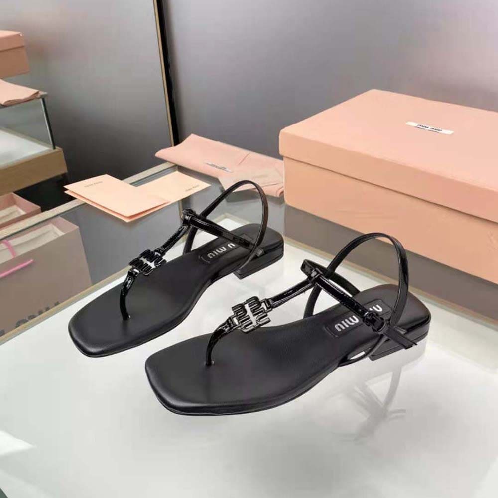 DÉP SANDALS Miu Miu Women Patent Thong Sandals with Metal Lettering Logo-Black