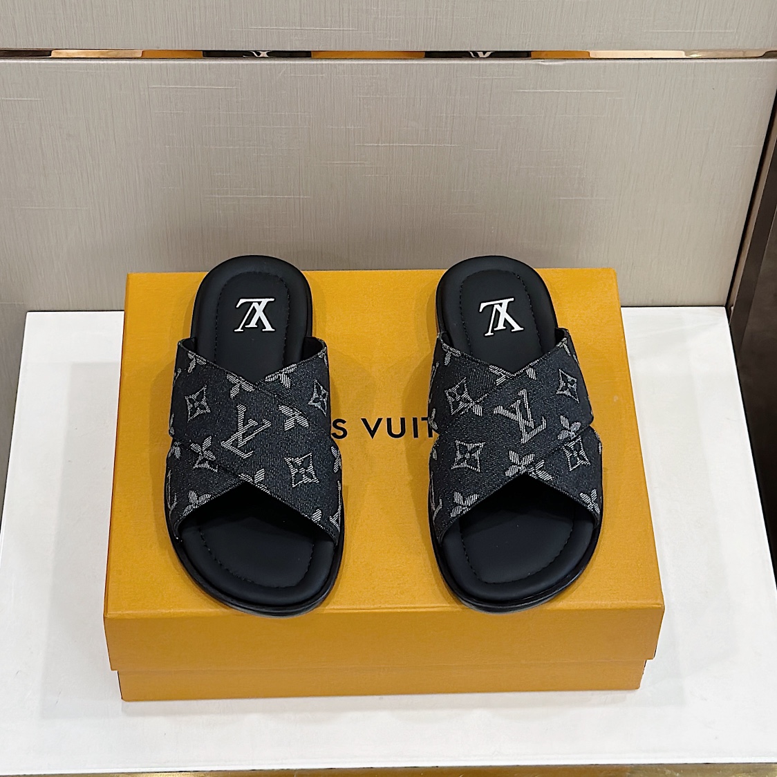 DÉP LOUIS VUITTON SLIPPER