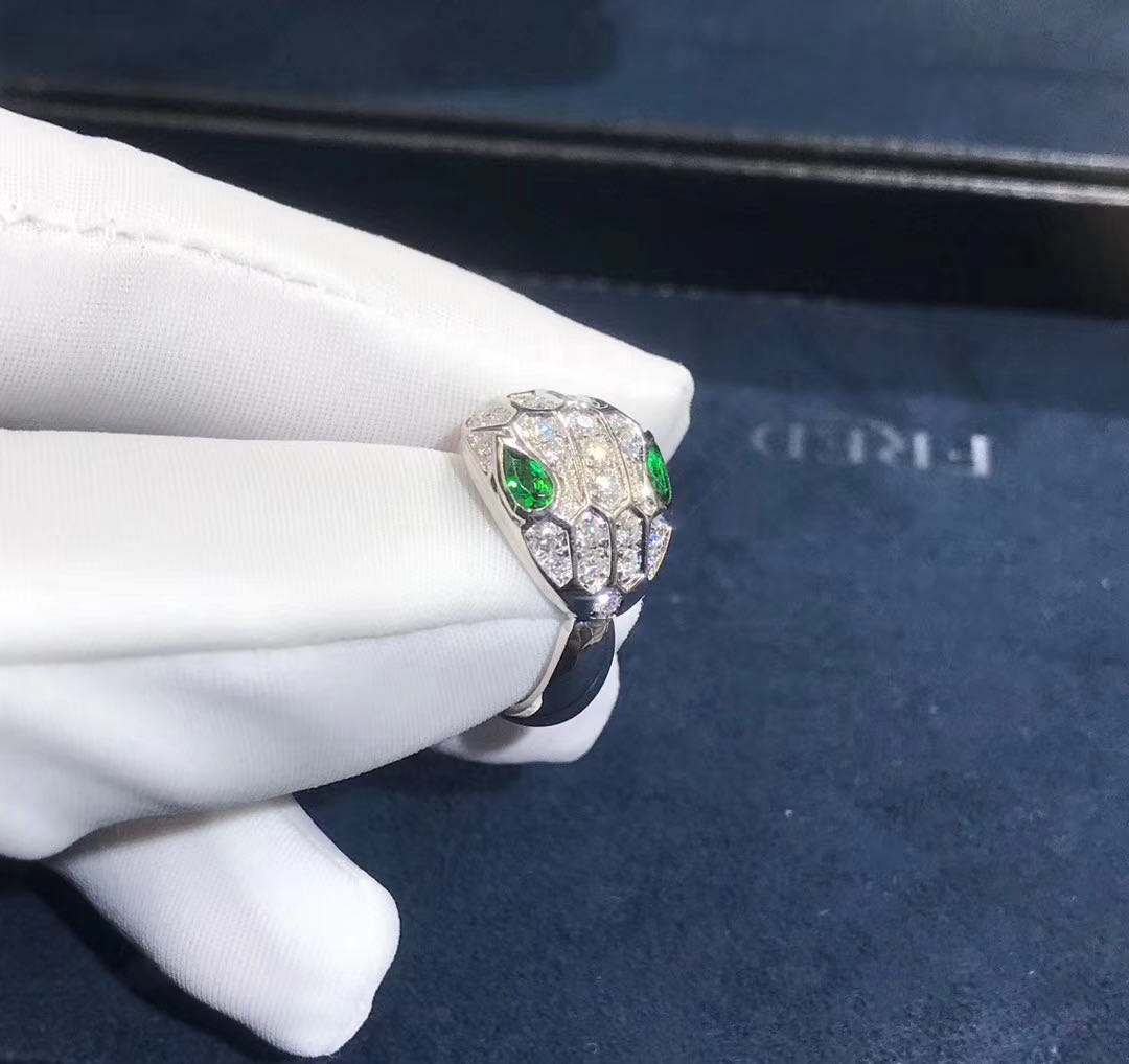 NHẪN VÀNG TRẮNG BVLGARI Serpenti 18KT White gold emerald eyes and full pave diamons