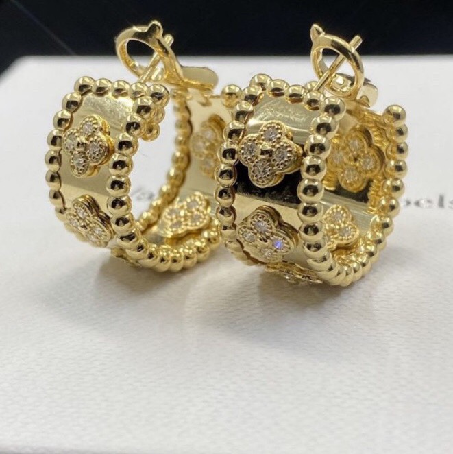 BÔNG TAI VAN CLEEF & ARPELS HOOP EARRINGS CLOVERS GOLD 18K YELLOW GOLD