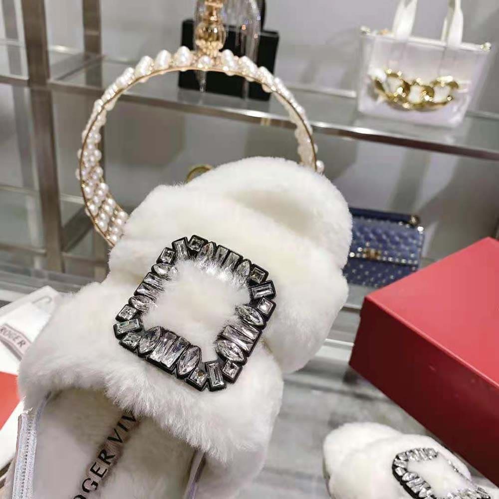 GIÀY Roger Vivier Women Viv’ Winter Fur Strass Buckle Sandals in Sheepskin-White