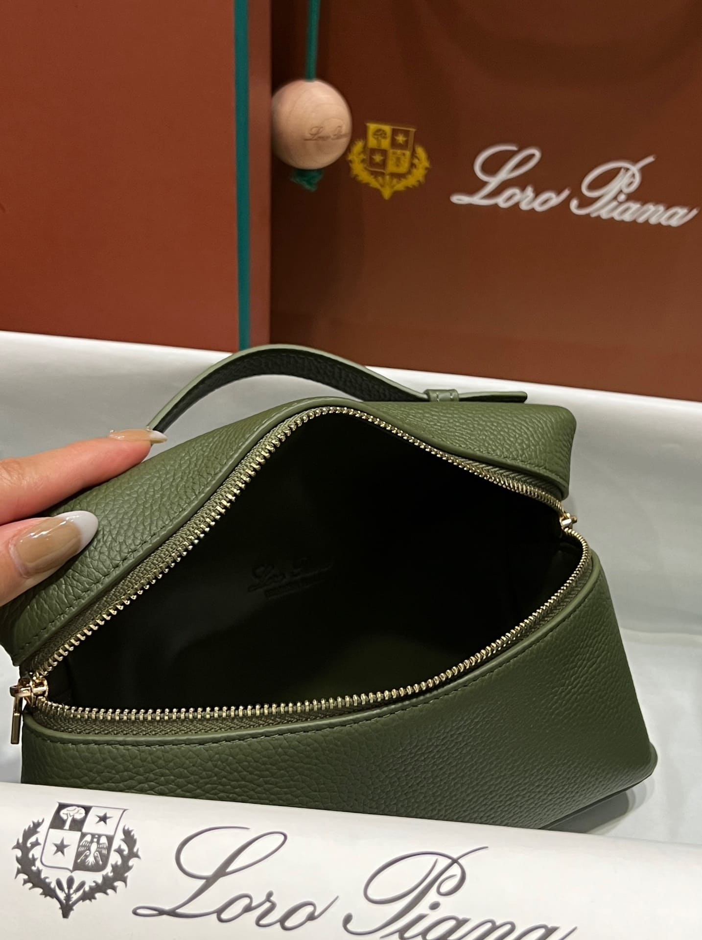 TÚI Loro Piana Women Extra bằng da bê màu xanh Olive