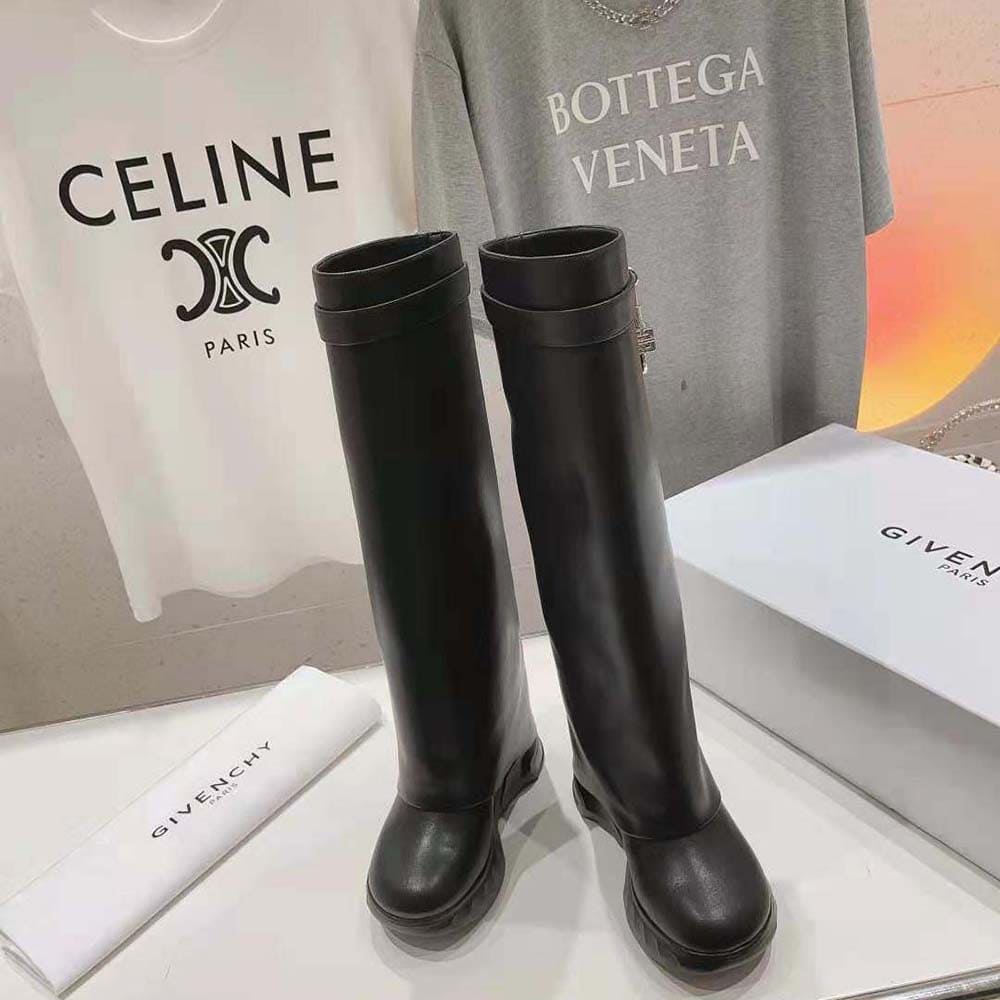 GIÀY Givenchy Women Shark Lock Biker Boots in Grained Leather-Black