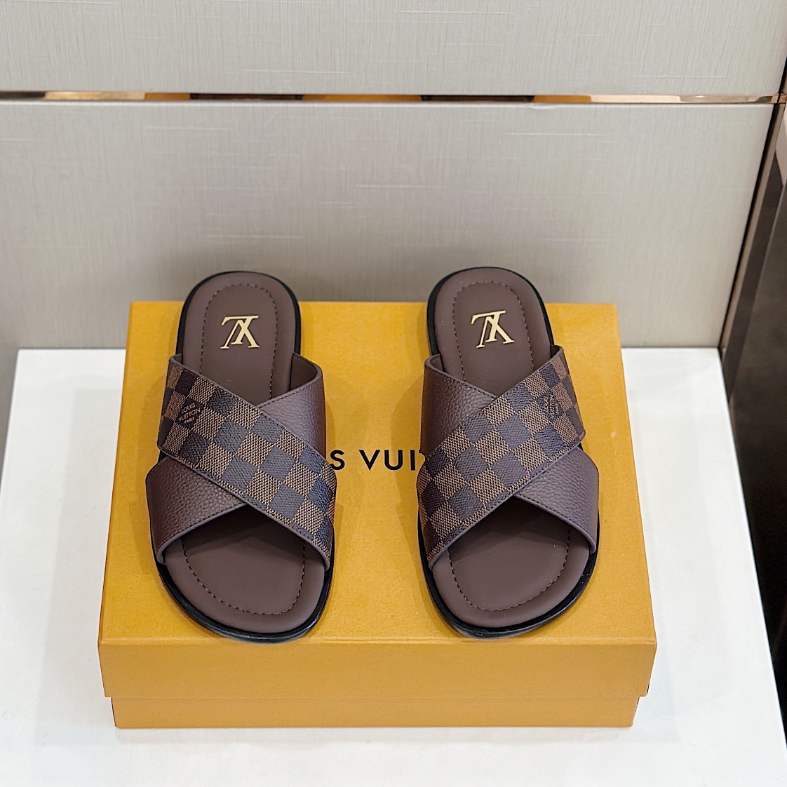 DÉP LOUIS VUITTON MONOGRAM SLIPPER