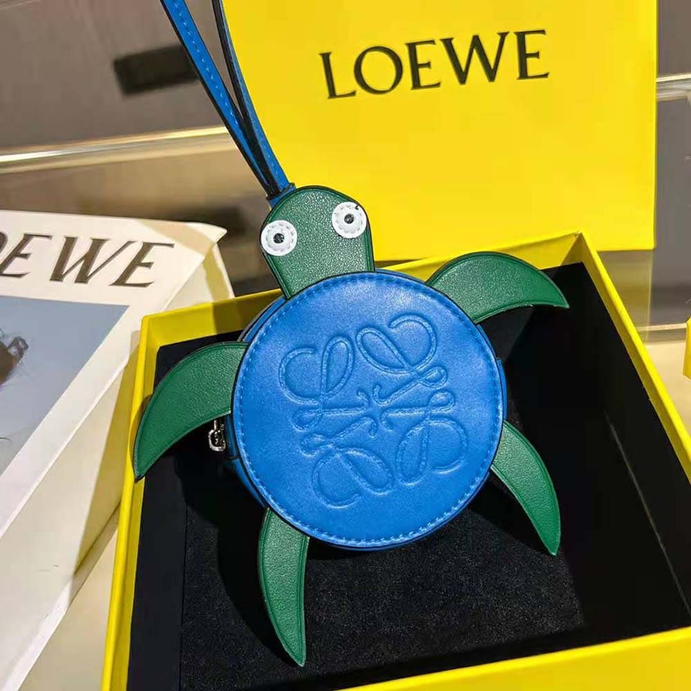 TÚI Loewe Women Turtle Cookie Pouch in Classic Calfskin