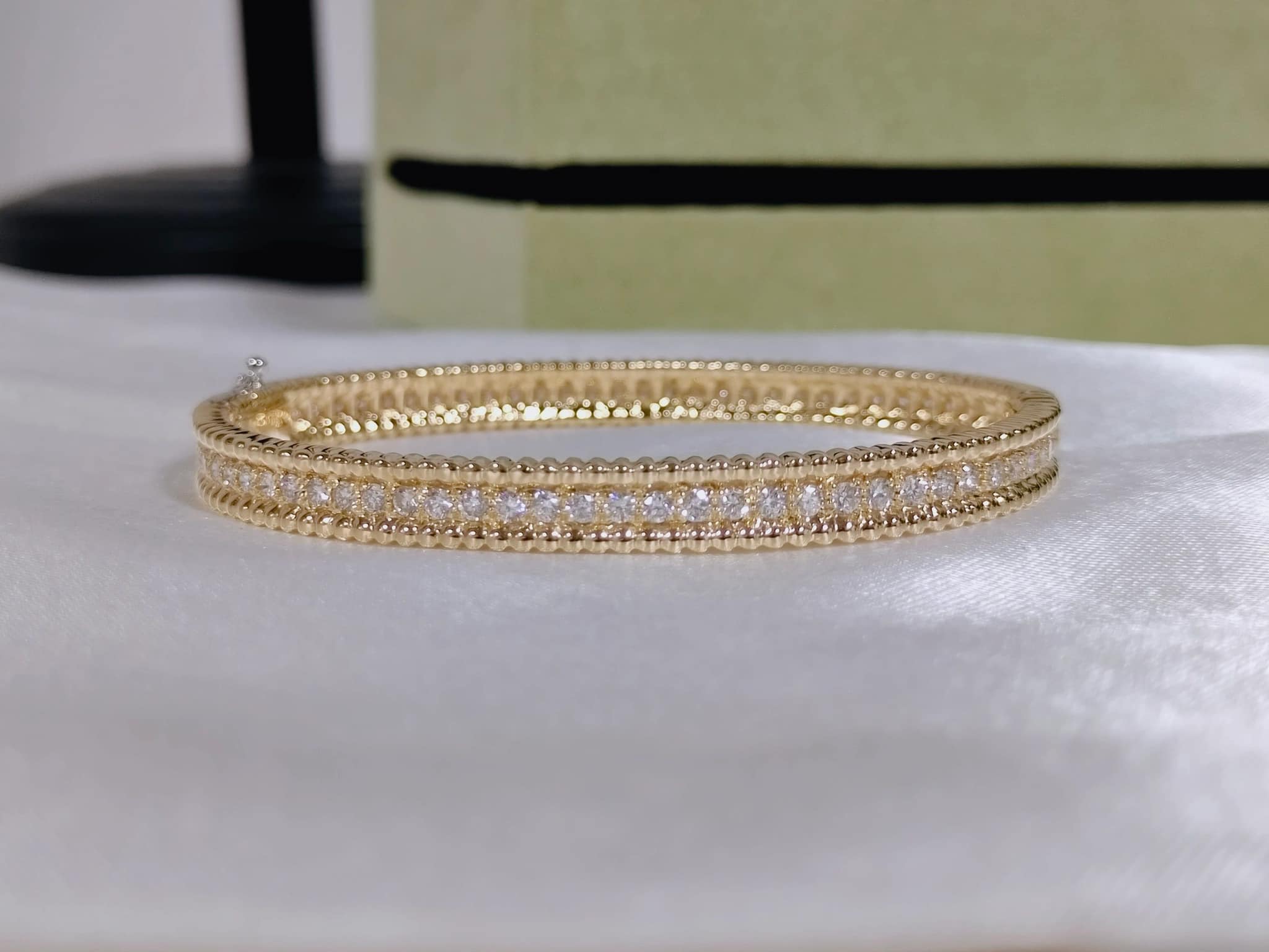 Vòng tay Van Cleef & Arpels Perlee Diamond vàng hồng 18K