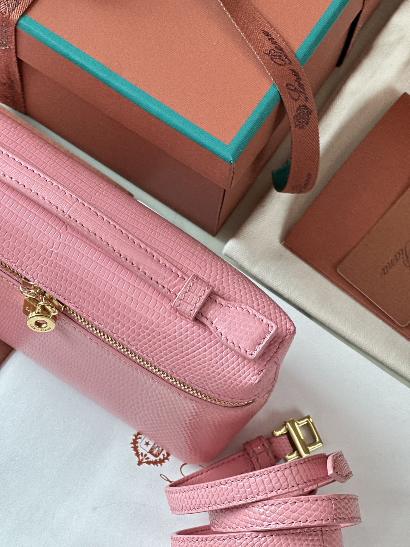 TÚI Loro Piana Women Extra bằng da thằn lằn(Liên hệ để được giá tốt nhất)