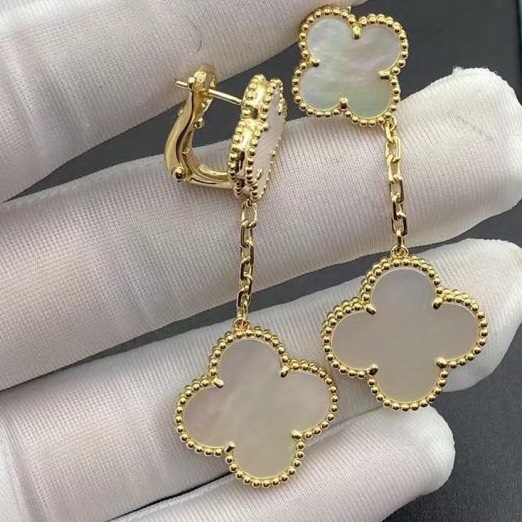 KHUYÊN TAI VAN CLEEF & ARPELS ALHAMBRA M.O.P GOLD 18K YELLOW GOLD