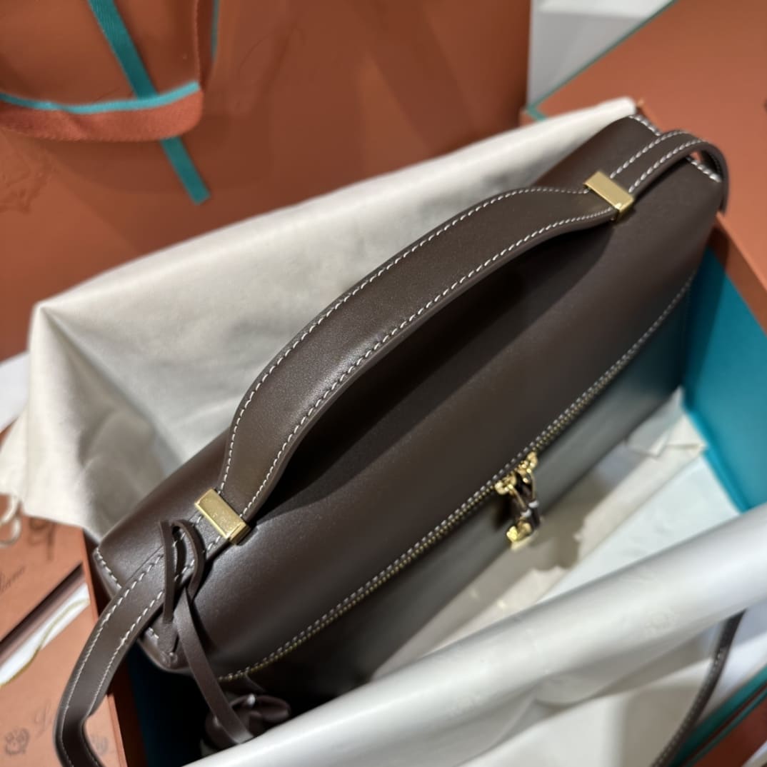 TÚI Loro Piana Women Extra bằng da bê màu cafe'