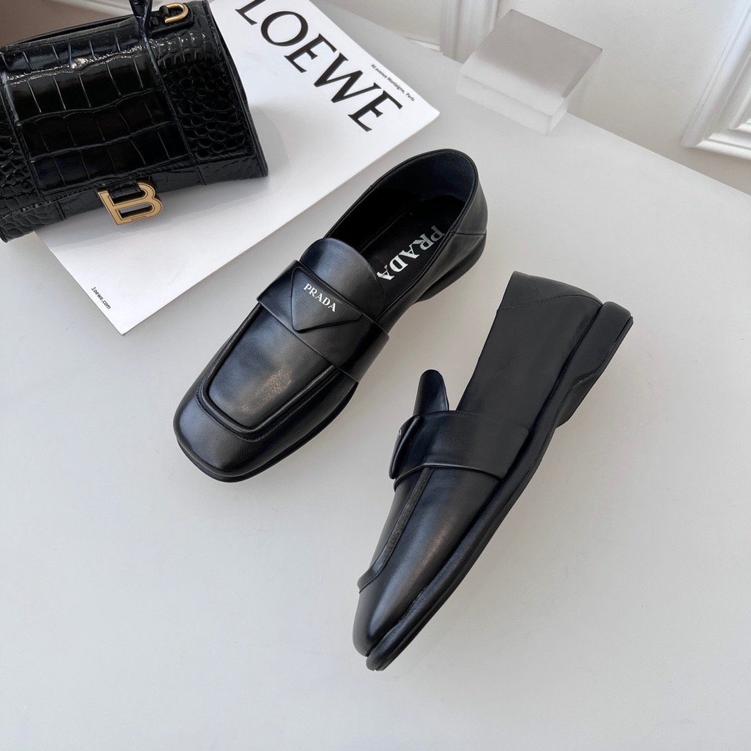 GIÀY PRADA TRIANGLE LOGO LOAFER SHOES