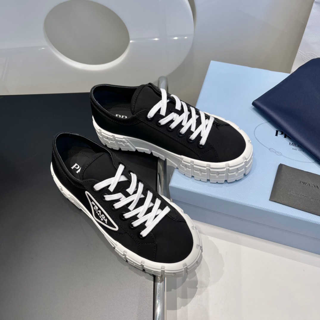 GIÀY PRADA TRIANGLE LOGO SNEAKERS SHOES