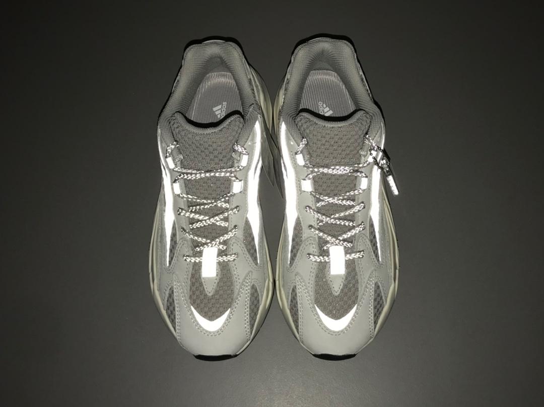Giày Adidas Yeezy 700 V2 Static Phát Sáng