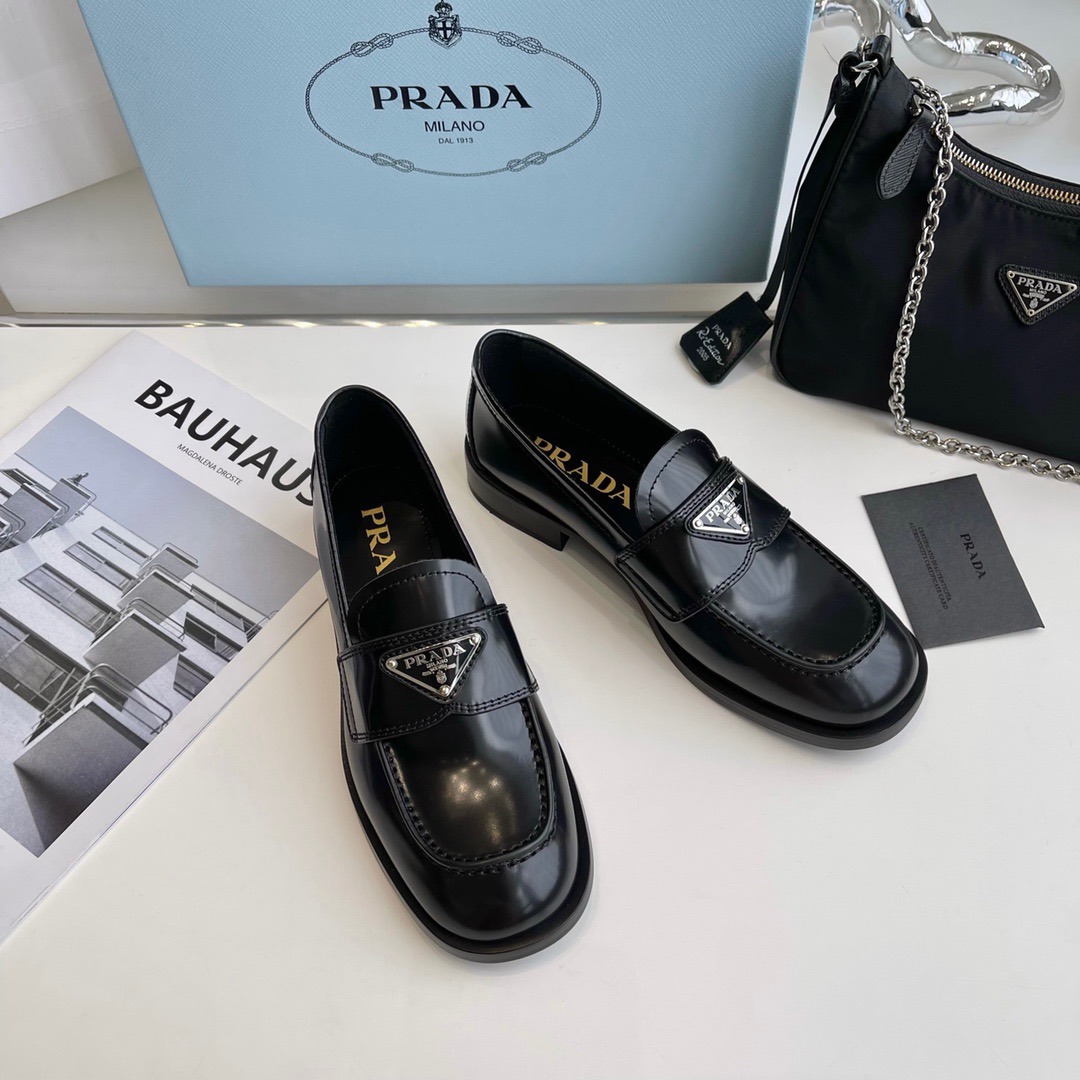 GIÀY PRADA TRIANGLE LOGO LOAFER SHOES