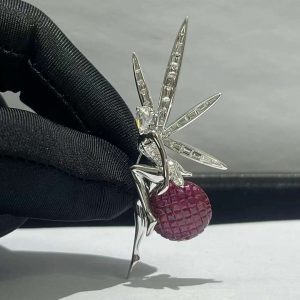 Trâm cài Van Cleef & Arpels Fée Caresse d'Eole kim cương Ruby Fairy vàng trắng 18K