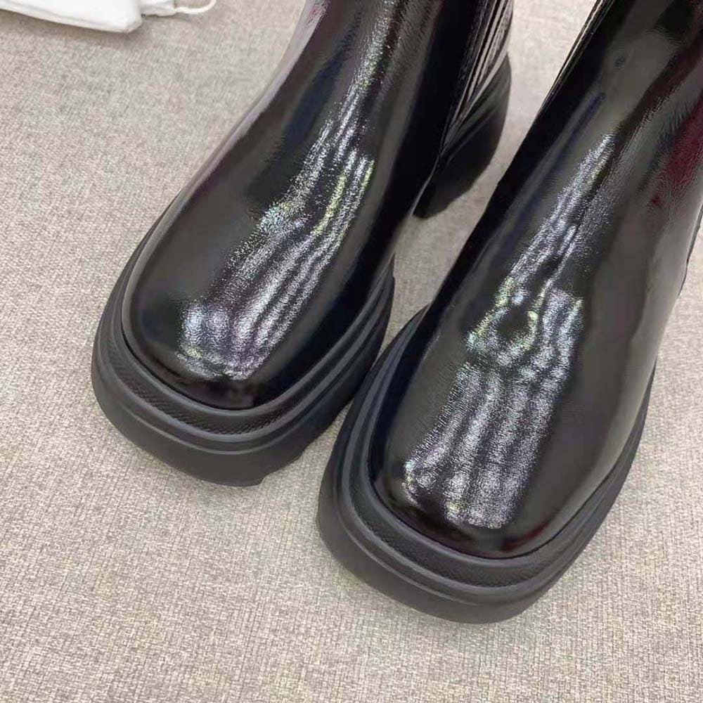 GIÀY Roger Vivier Women Wallaviv Strass Buckle Chelsea Ankle Boots in Patent Leather